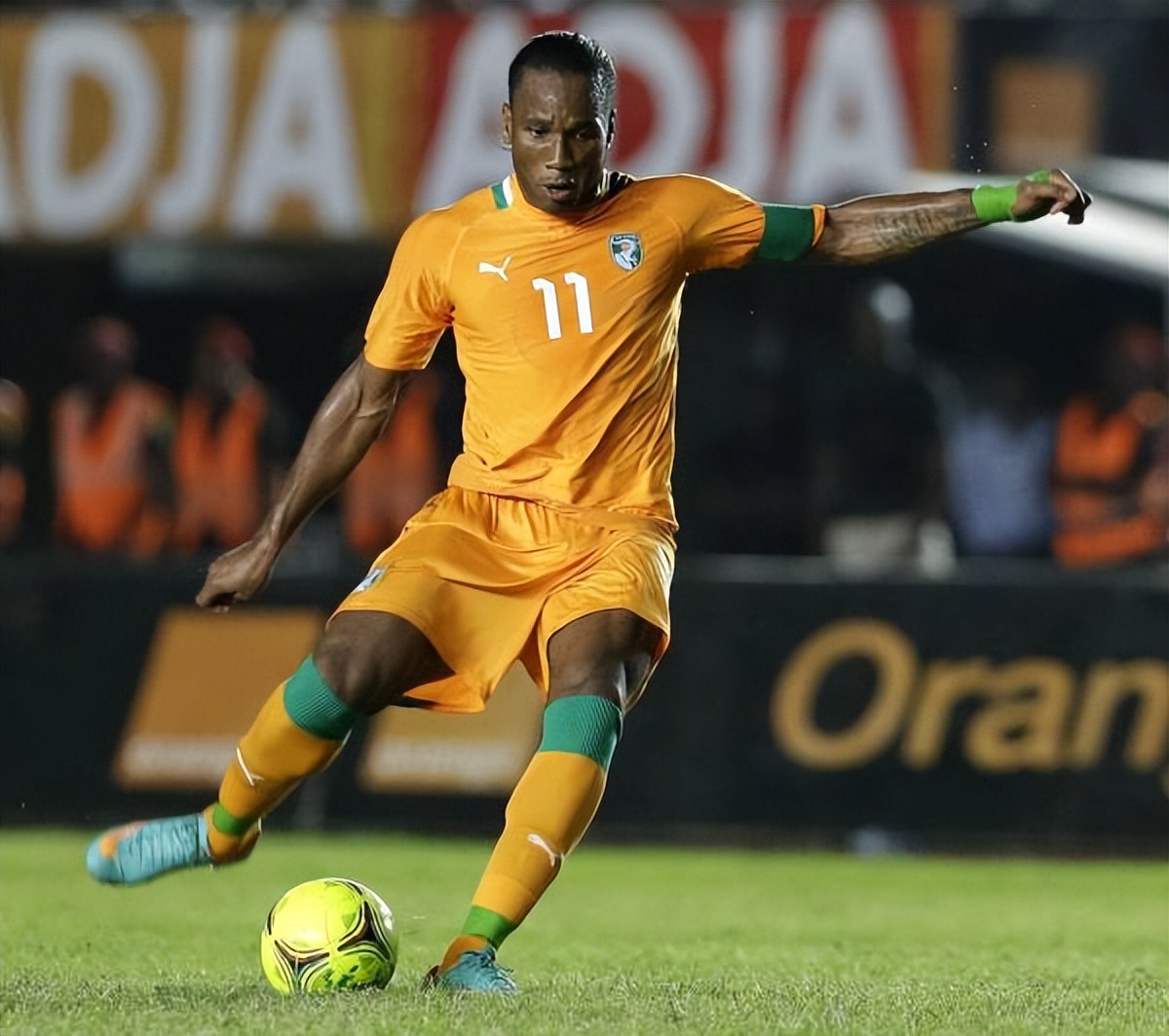 德罗巴连续二十场比赛得分超过晋级下一阶段，法国队不断突破！全场沸腾不已的简单介绍