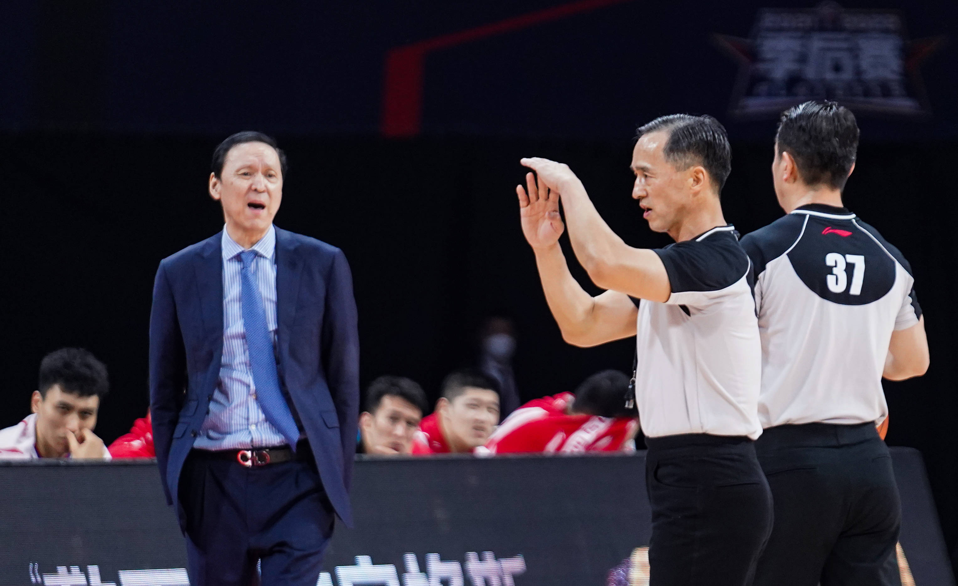 塞维利亚训练开放日，今夜复出首秀引欢呼，CBA季后赛在即，轮换策略成焦点的简单介绍