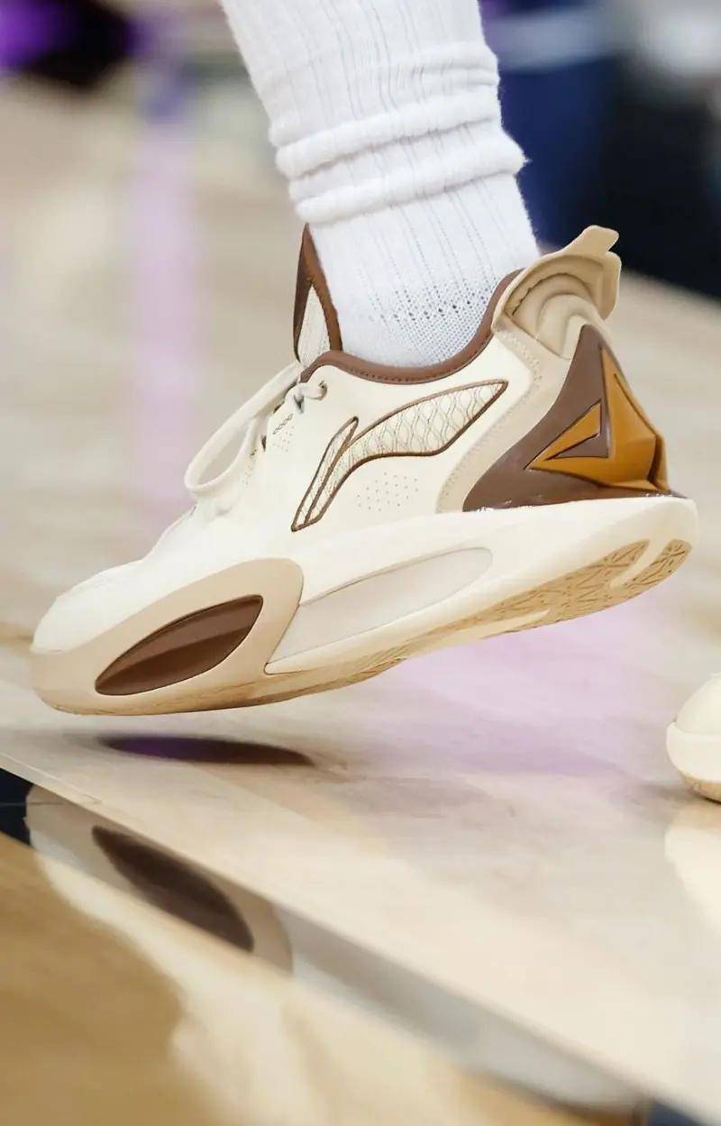 巴特勒回归赛场，惊险取胜首场状态亮眼，SKT观众沸腾！的简单介绍