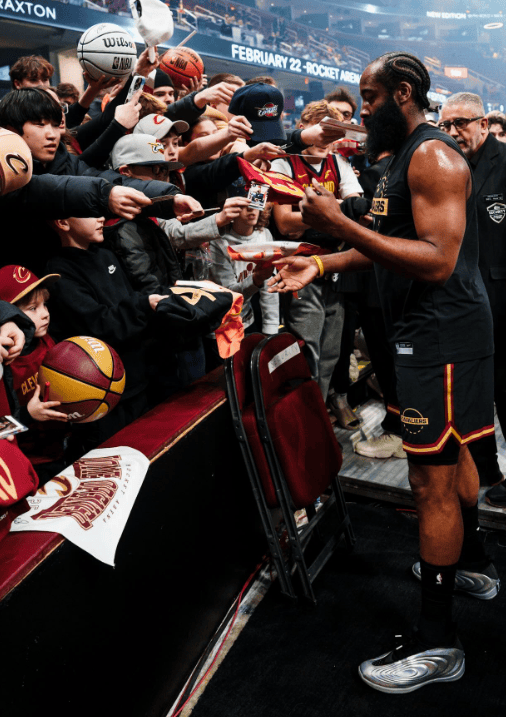 九游娱乐-哈登回归赛场，回归赛场首场状态亮眼，日本队观众沸腾！的简单介绍